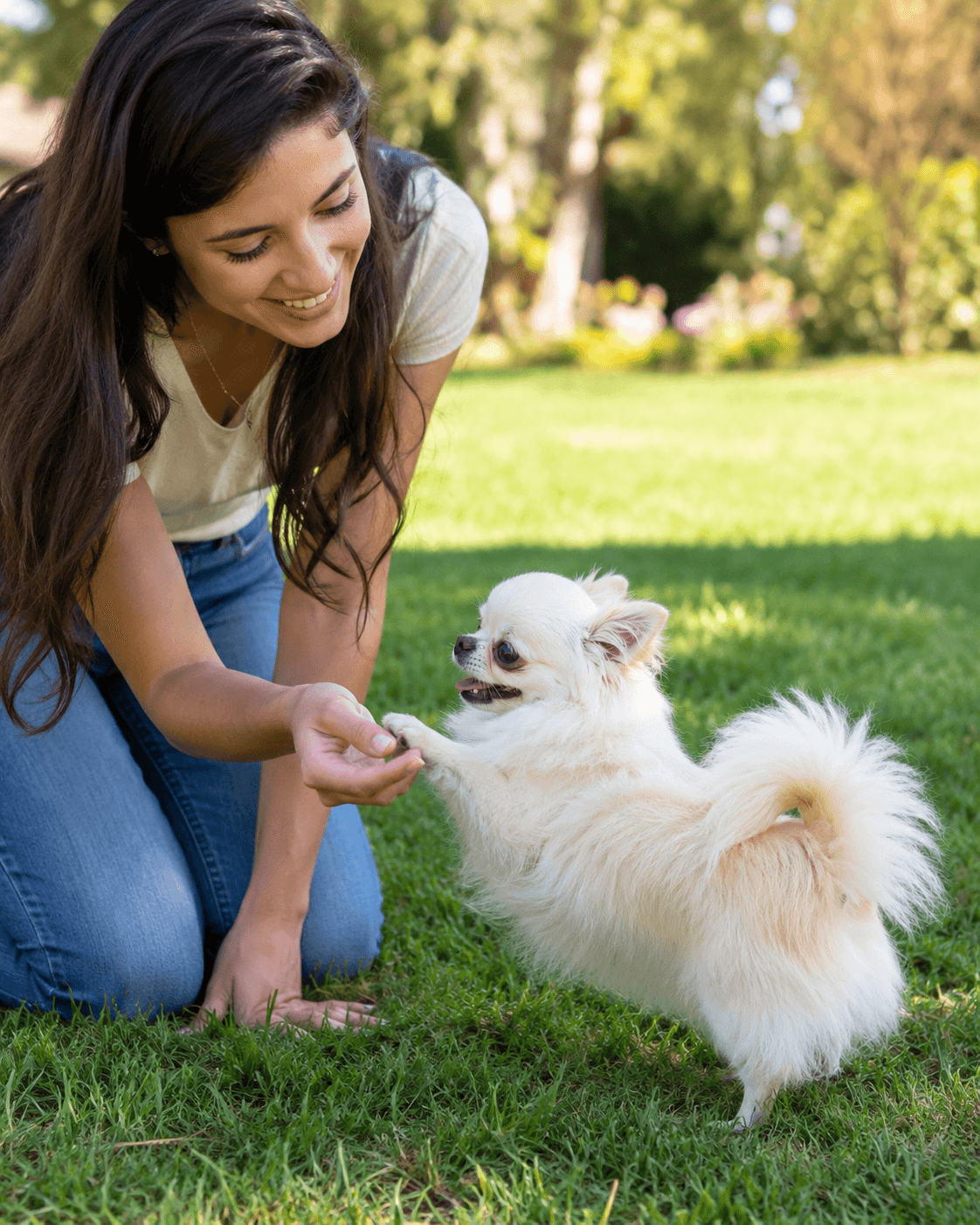 Donna che gioca con Onyx in giardino
